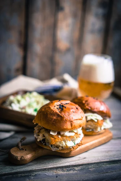 Hamburguesas rústicas de pescado con ensalada de col y cerveza —  Fotos de Stock