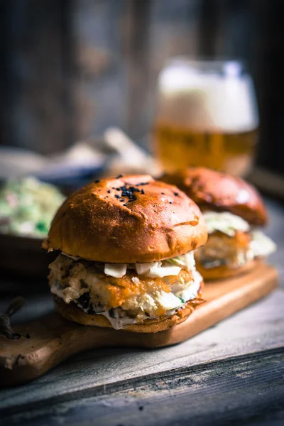 Hamburguesas rústicas de pescado con ensalada de col y cerveza —  Fotos de Stock