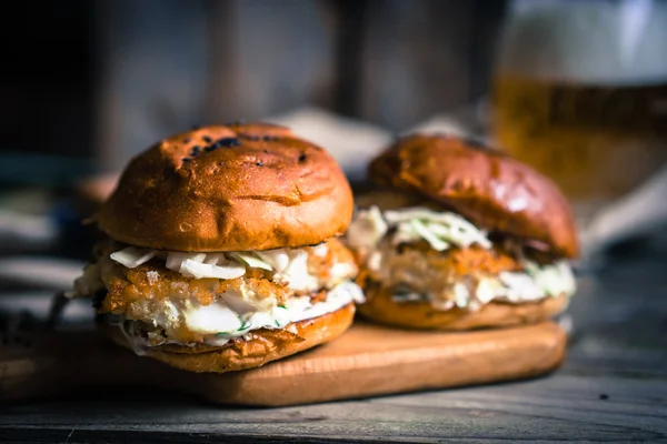 Lahana salatası ve bira ile rustik balık hamburger — Stok fotoğraf