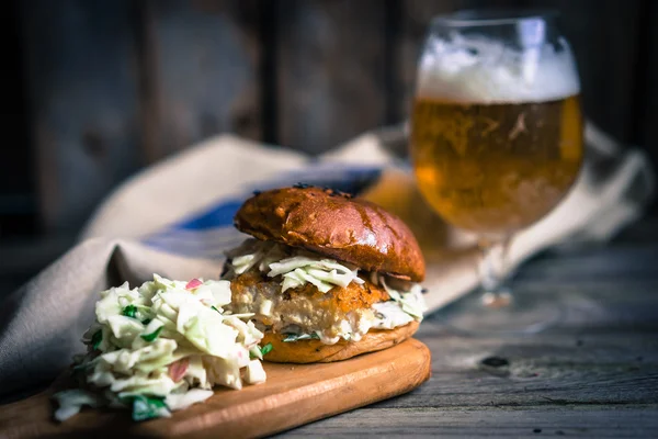 コールスローとビールと素朴な魚ハンバーガー — ストック写真