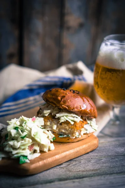 Rusztikus hal hamburgerek a salátát és a sör — Stock Fotó