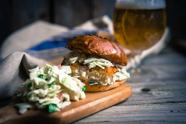 Lahana salatası ve bira ile rustik balık hamburger — Stok fotoğraf