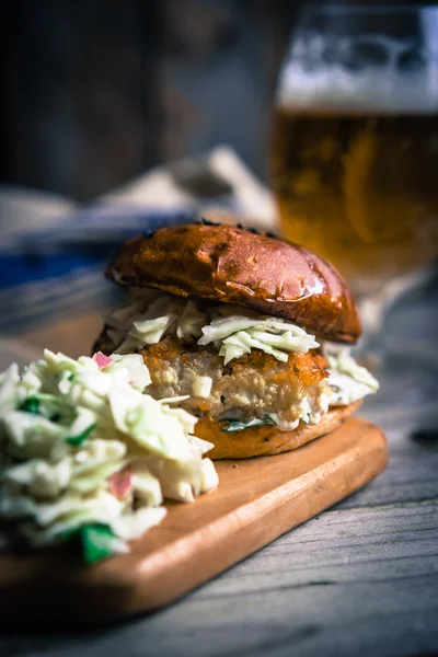 Hamburguesas rústicas de pescado con ensalada de col y cerveza —  Fotos de Stock