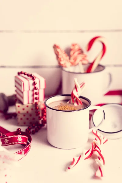 Kerstdecoratie met warme chocolade mok — Stockfoto