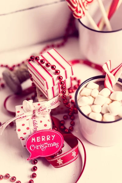 Decoração de Natal com caneca de chocolate quente — Fotografia de Stock