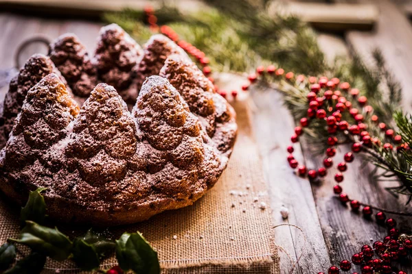 Bolo de Natal em fundo de madeira — Fotografia de Stock