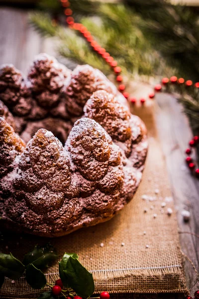 Bolo de Natal em fundo de madeira — Fotografia de Stock