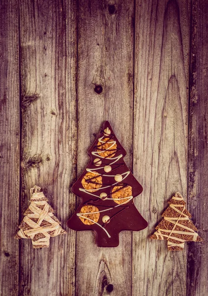 Árbol de Navidad de chocolate sobre fondo de madera — Foto de Stock