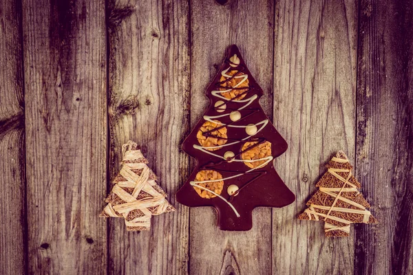 Árvore de Natal de chocolate em fundo de madeira — Fotografia de Stock