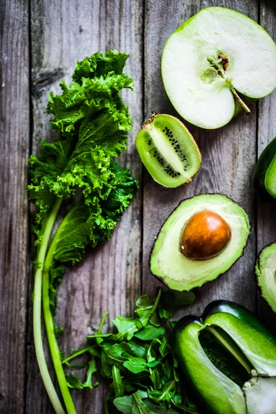 Mezcla de verduras y frutas verdes sobre fondo rústico — Foto de Stock