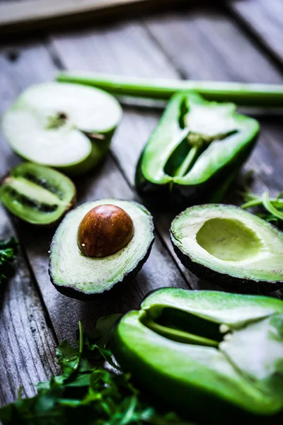 Mistura de legumes verdes e frutas no fundo rústico — Fotografia de Stock