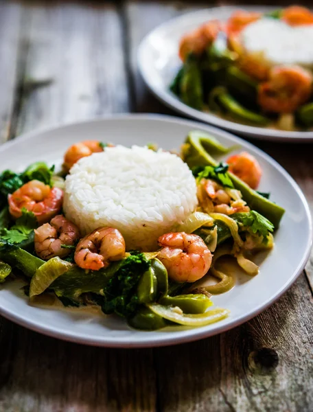 Shrimps with rice and vegetables — Stock Photo, Image