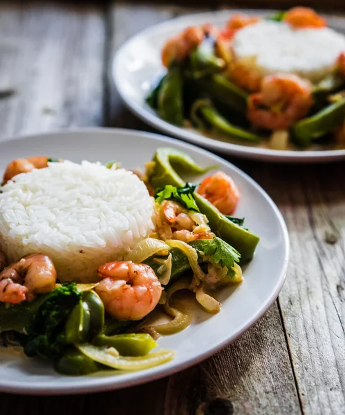 Shrimps with rice and vegetables — Stock Photo, Image