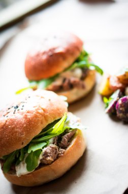 Ahşap arka plan Burgers