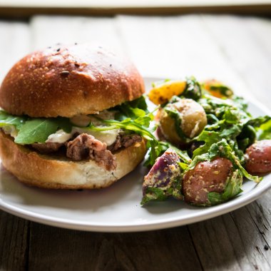 Ahşap arka plan Burgers