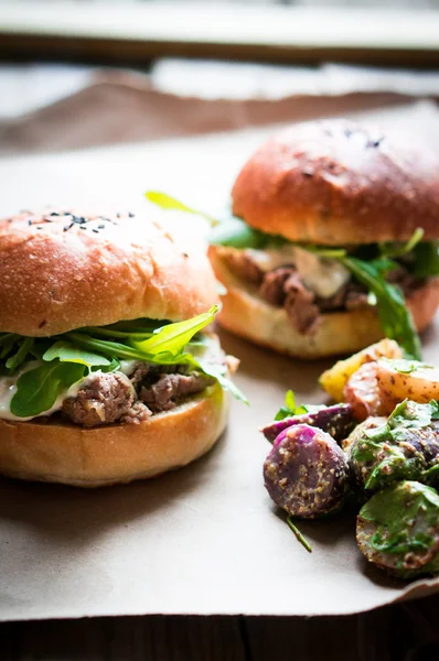 Ahşap arka plan Burgers