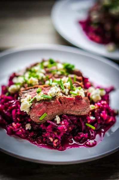 Beefsteak wih beets on wooden background — Stock Photo, Image