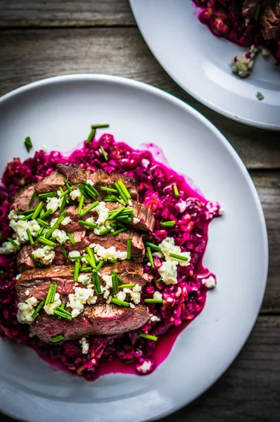 Beefsteak wih beets on wooden background — Stock Photo, Image