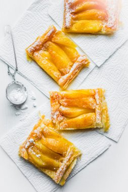 beyaz zemin üzerine elmalı tart