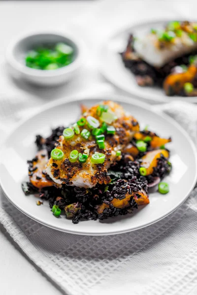 Peixe grelhado com arroz preto — Fotografia de Stock