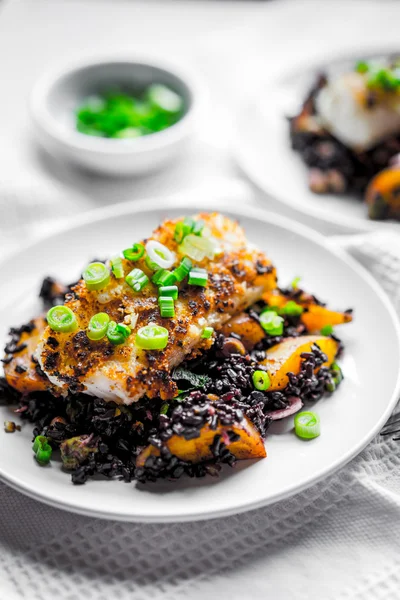 Peixe grelhado com arroz preto — Fotografia de Stock