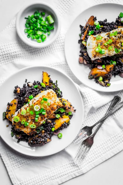 Gegrilde vis met zwarte rijst — Stockfoto