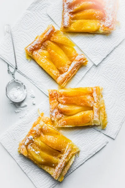 Tarta de manzana sobre fondo blanco — Foto de Stock