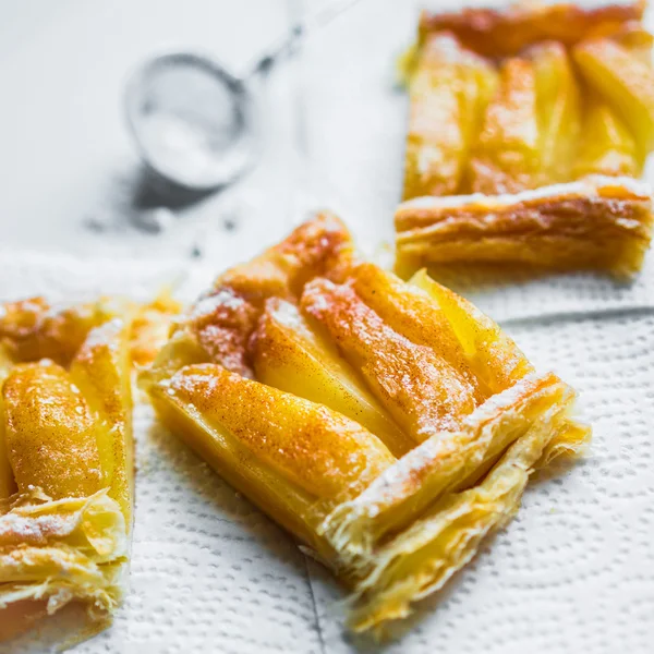 Tarte aux pommes sur fond blanc — Photo