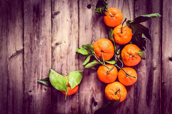 Mandarinas sobre fondo rústico —  Fotos de Stock