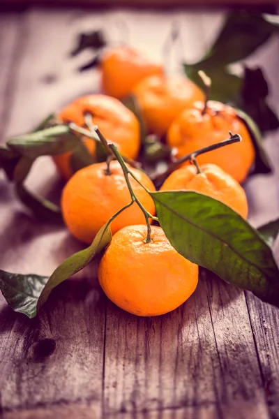 Mandarinas sobre fondo rústico —  Fotos de Stock