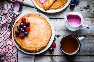 ahşap zemin üzerinde meyveleri ile Pancakes