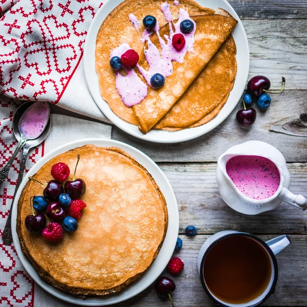 ahşap zemin üzerinde meyveleri ile Pancakes