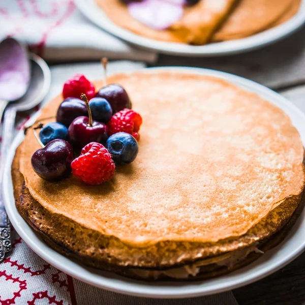 ahşap zemin üzerinde meyveleri ile Pancakes