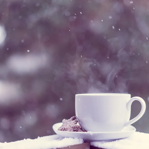 Kubek gorącej herbaty i ciasteczka poza — Zdjęcie stockowe