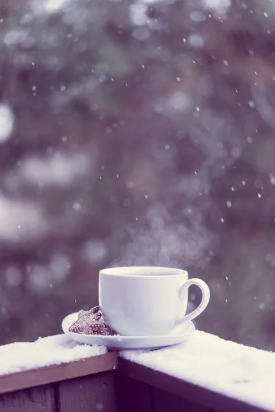 Чашка гарячого чаю та печива зовні — стокове фото