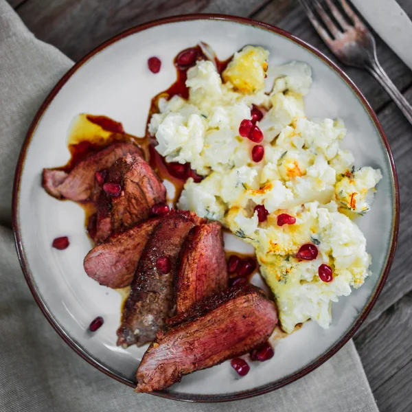Grilled steak with cauliflower and pomegranate — Stock Photo, Image