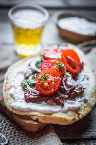 Steak sandwich with vegetables — Stock Photo, Image