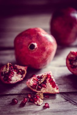 Ahşap zemin üzerinde nar