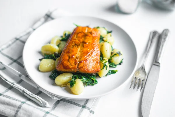 Salmón a la parrilla con ñoquis y verduras — Foto de Stock