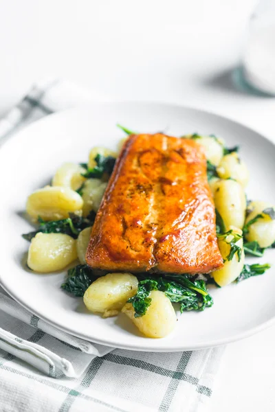 Salmón a la parrilla con ñoquis y verduras — Foto de Stock