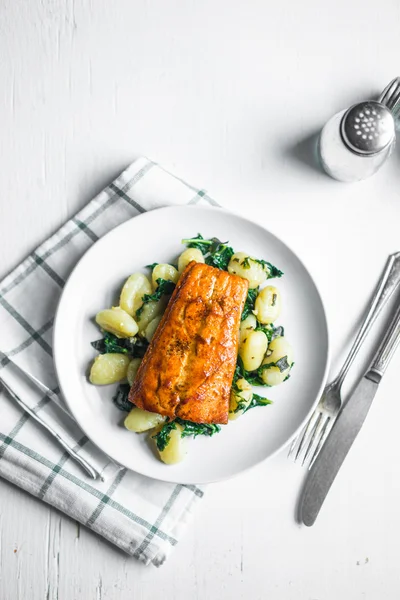 Salmón a la parrilla con ñoquis y verduras —  Fotos de Stock