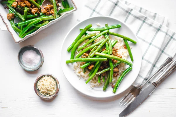 Carne com arroz e feijão verde — Fotografia de Stock