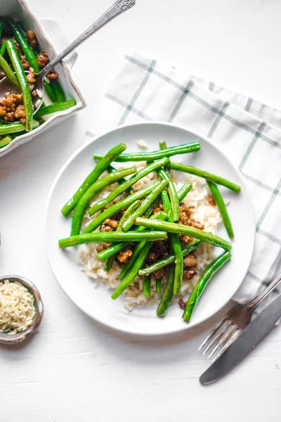 Viande avec riz et haricots verts — Photo