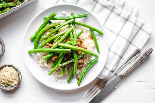 Viande avec riz et haricots verts — Photo
