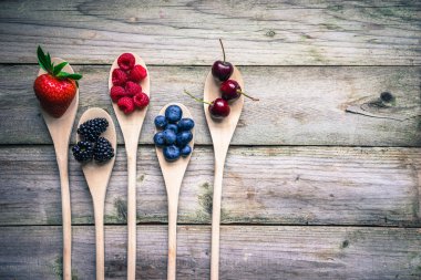 Ahşap rustik zemin üzerine çilek