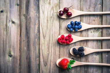 Ahşap rustik zemin üzerine çilek