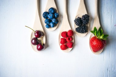 Ahşap rustik zemin üzerine çilek