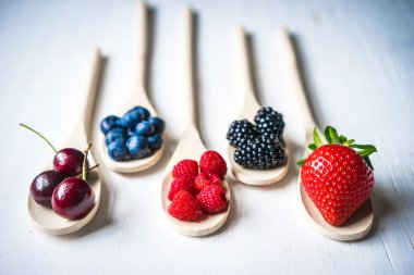 Ahşap rustik zemin üzerine çilek