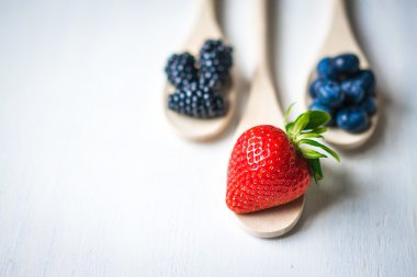 Ahşap rustik zemin üzerine çilek