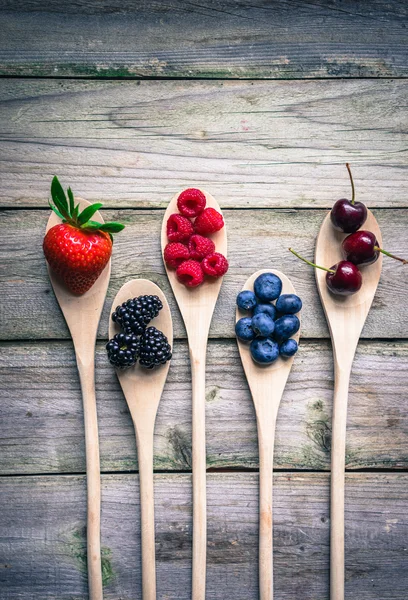 Beeren auf rustikalem Holzgrund — Stockfoto